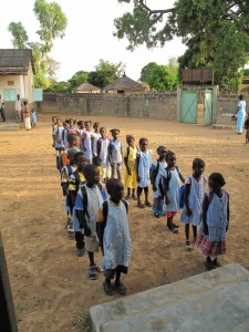Les élèves de primaire de Notre Dame des îles attendent sagement l’entrée en classe